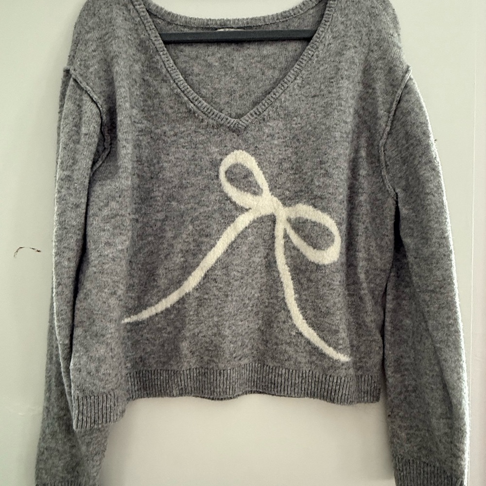 Gray slouchy American Eagle V‑Neck Sweater with Ivory Bow Accent